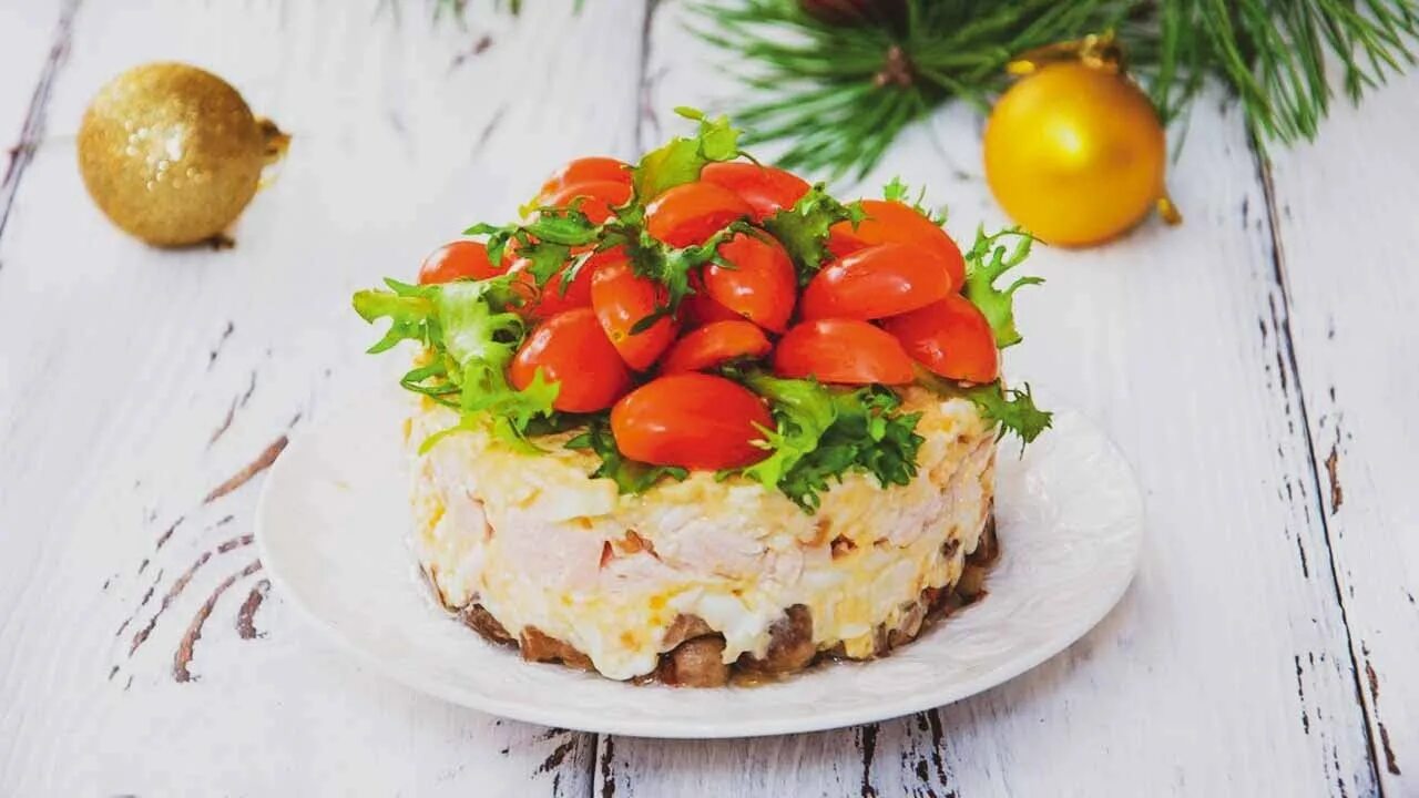 Копченая курица шампиньоны сыр. Салат с копченой курицей и помидорами и сыром. Салат с копченой курицей и помидорами. Салат с копчёной курицей и грибами. Салат Курочка Ряба.