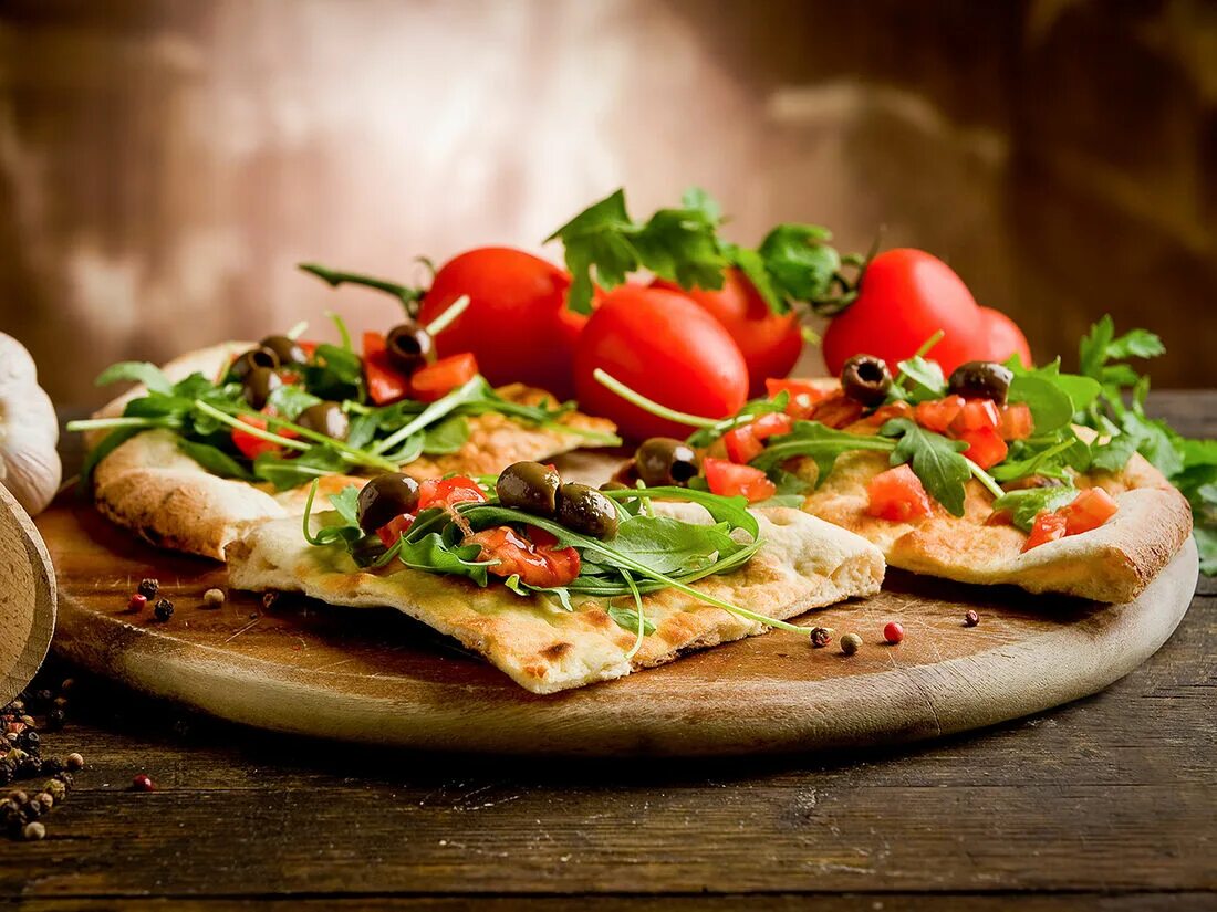 Блюда на деревянном фоне. Баннер еда. Овощи на темном фоне. Фон еда. Овощи фон.