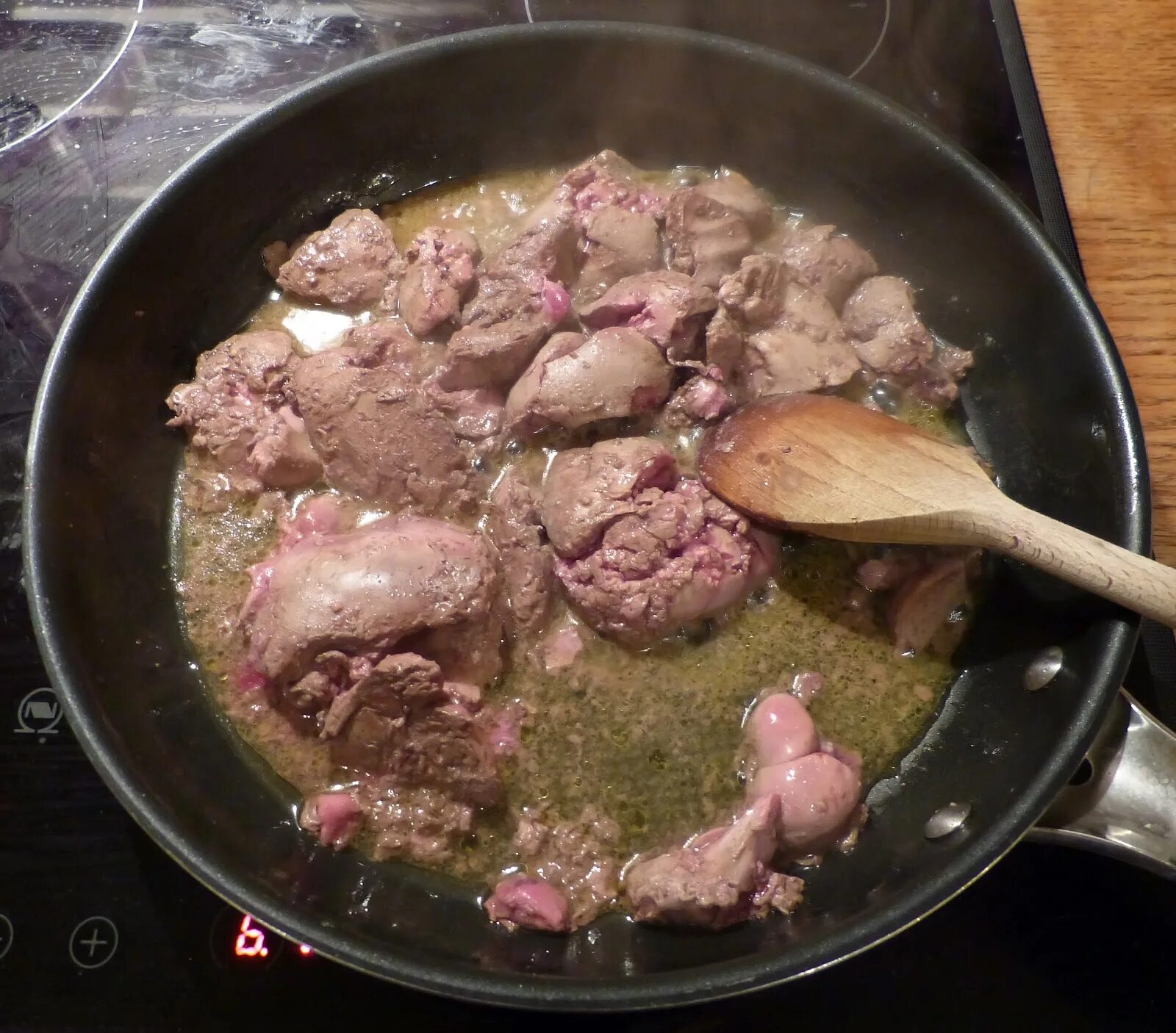 Как приготовить куриную печень рецепт попроще. Куриная печень с сердечками. жареная печень и сердца. готовим куриные сердечки и печень.