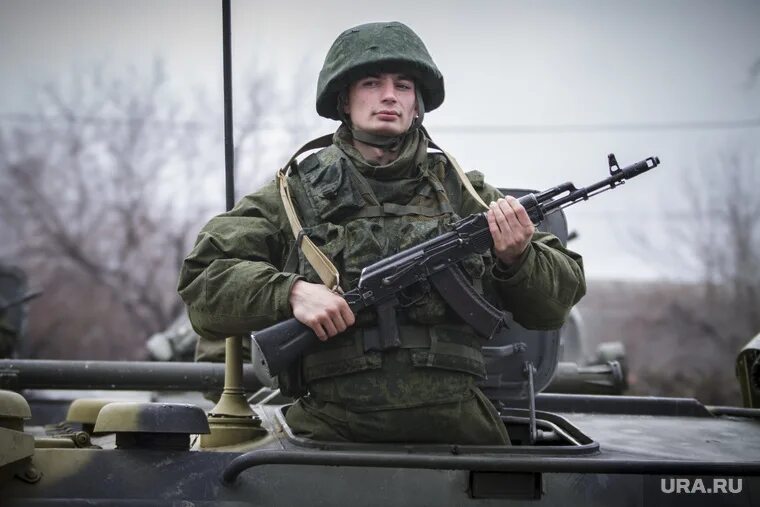 Военные с оружием в руках. Солдат с автоматом. Российский солдат с автоматом. Солдаты России. Солдат с автоматом Калашникова.