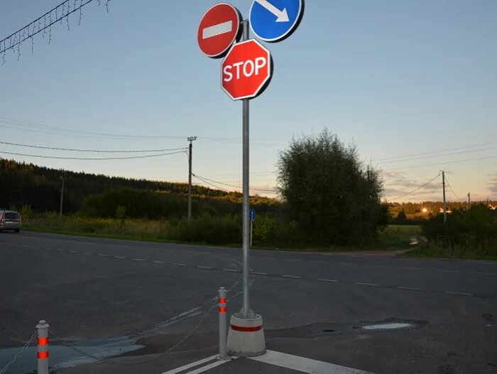 Стойки дорожных знаков