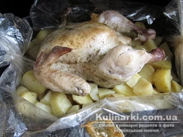 Курица с картошкой в духовке в рукаве. Курица в духовке целиком в рукаве. Картошка курица целиком в духовке в пакете. Запечённая курица в духовке целиком в рукаве.