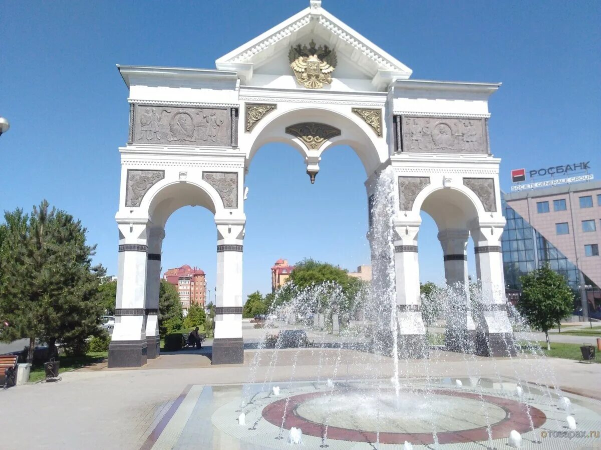 Арка давали. Триумфальная арка астрахань. арка на проспекте гужвина. триумфальная арка и аллея славы астрахань. астрахань арка на проспекте гужвина.