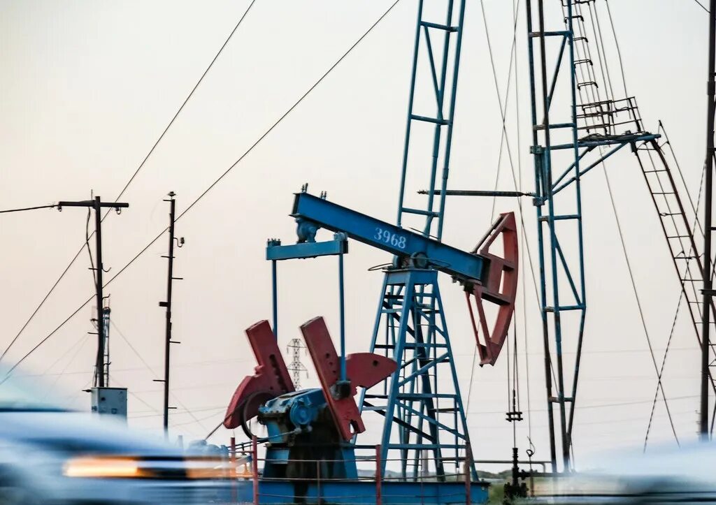 Добыча нефти 19 век. Нефтяная лихорадка в сша 19 век. Нефтеперегонный завод нобелей в баку, конец 1880. Бакинское нефтедобыча 19 века. Добыча нефти в усинске.