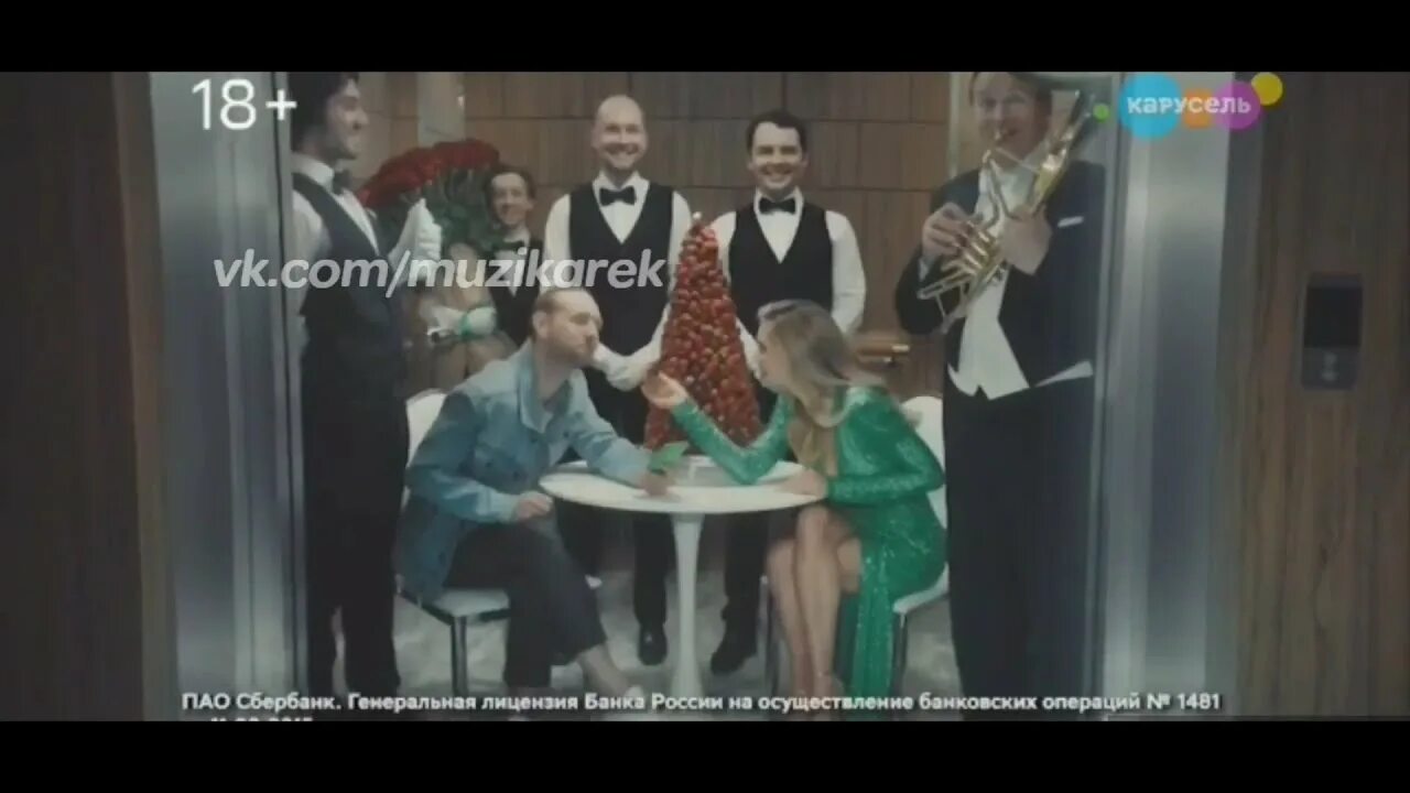 От улыбки кто поет в рекламе сбера. Девушка из рекламы сбера. Певцы в рекламе сбермаркет. Сбербанк реклама 2023. Девушка из рекламы сбера.