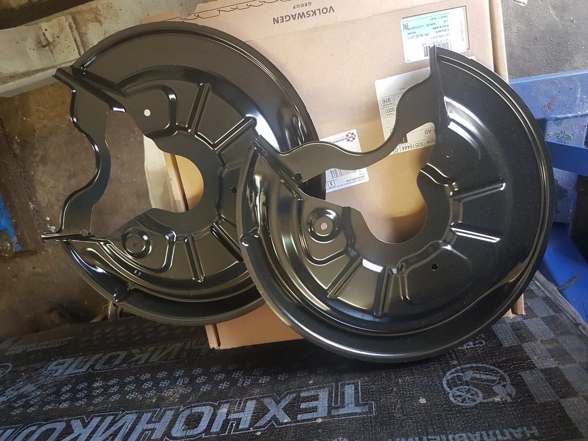 Кожух тормозного диска левый bmw f25. Кожух тормозного диска bmw e38. Щиток заднего тормозного диска форд фокус 2. Диск передний правый мини купер. Кожух тормозного диска заднего yamaha yz450.