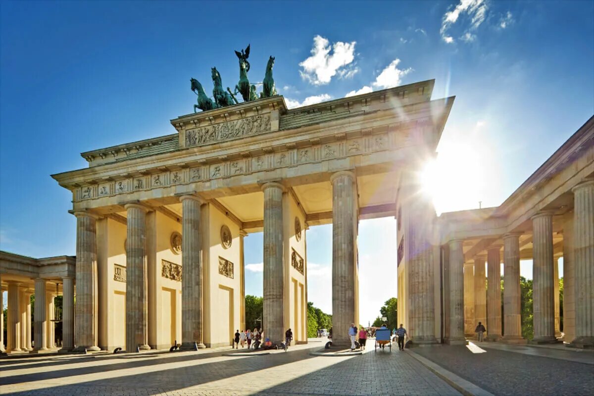 Какие достопримечательности есть в германии. Бранденбургские ворота. Берлинбрандербурские ворота. Берлин город Бранденбургские ворота. Достопримечательности Германии Бранденбургские ворота.