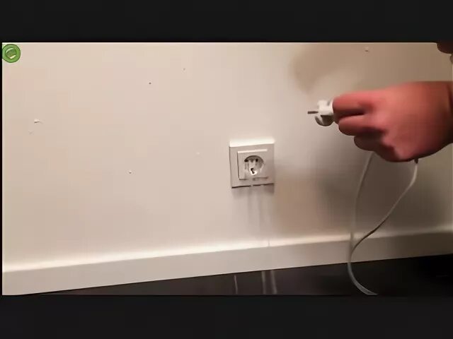 Вода из розетки. Вода течет из розетки. Вода из розетки льется фото. Цементные розетки. Течет из розетки жидкость.