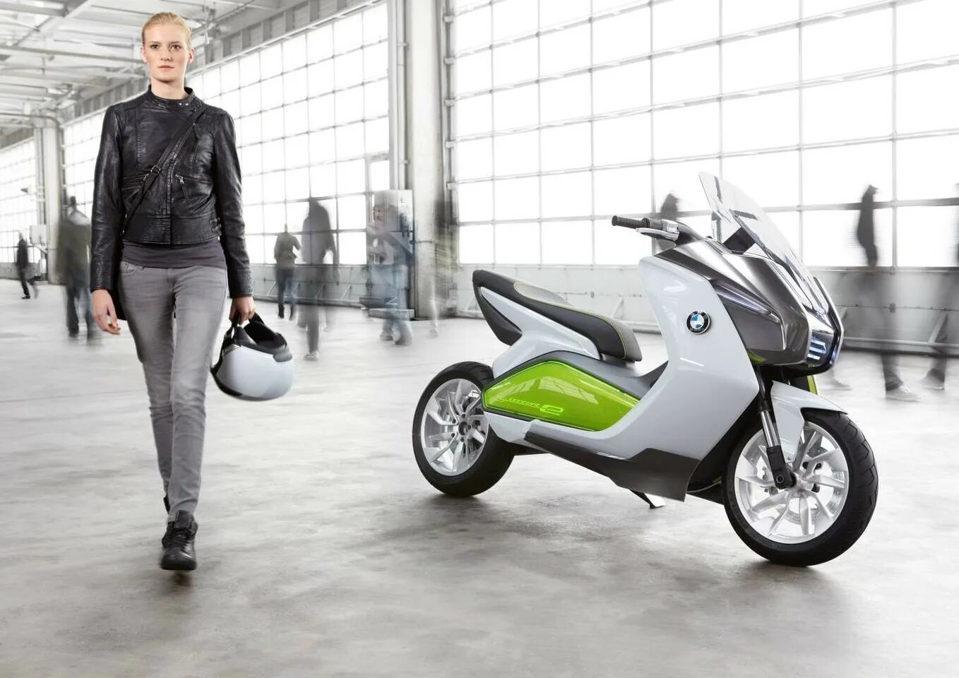 Плюсы скутера. Электроскутер БМВ. BMW Motorrad Concept. Электроскутер BMW концепт. BMW Electric Scooter.