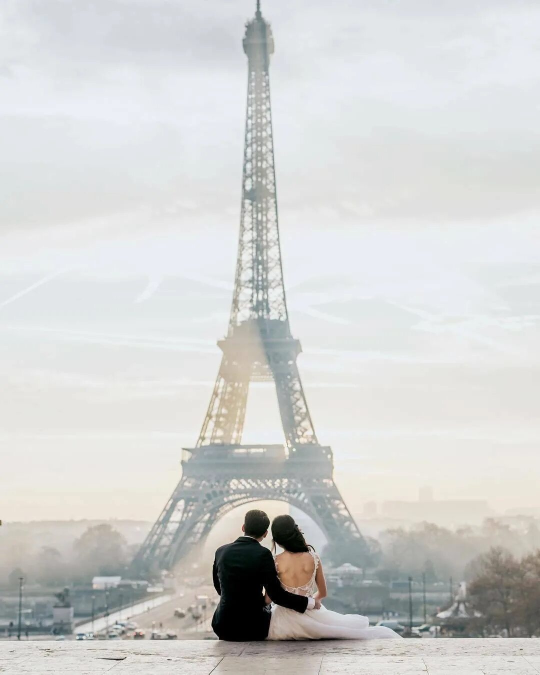 Влюбленные и башня. Эйфелева башня в Париже. Париж Эйфелева башня любовь. Эйфелева башня в Париже фото.