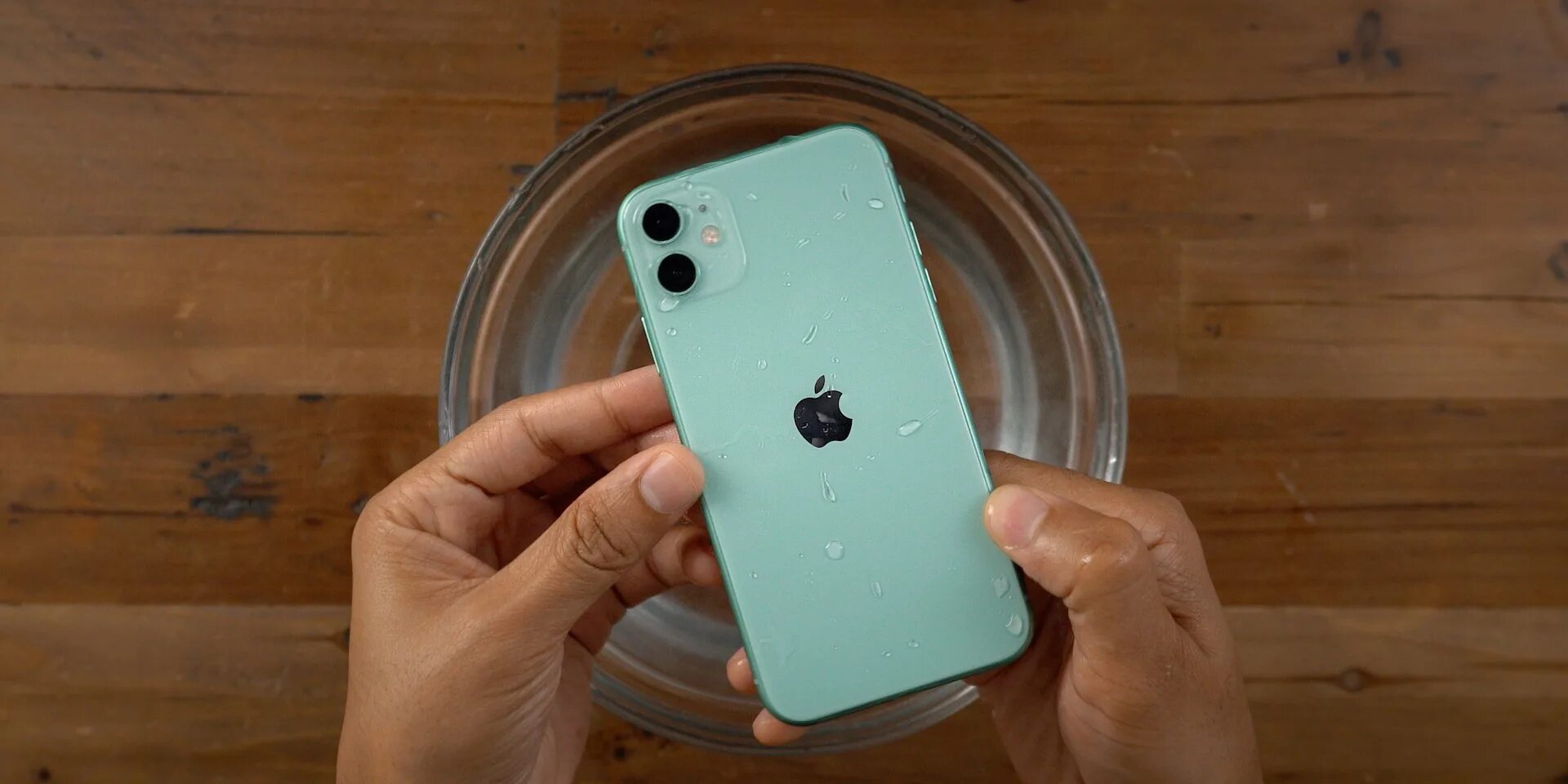 Iphone 11 pro vector. Влагозащита iphone 7. Iphone xr водонепроницаемость. Айфон в воде. Iphone 11 pro.