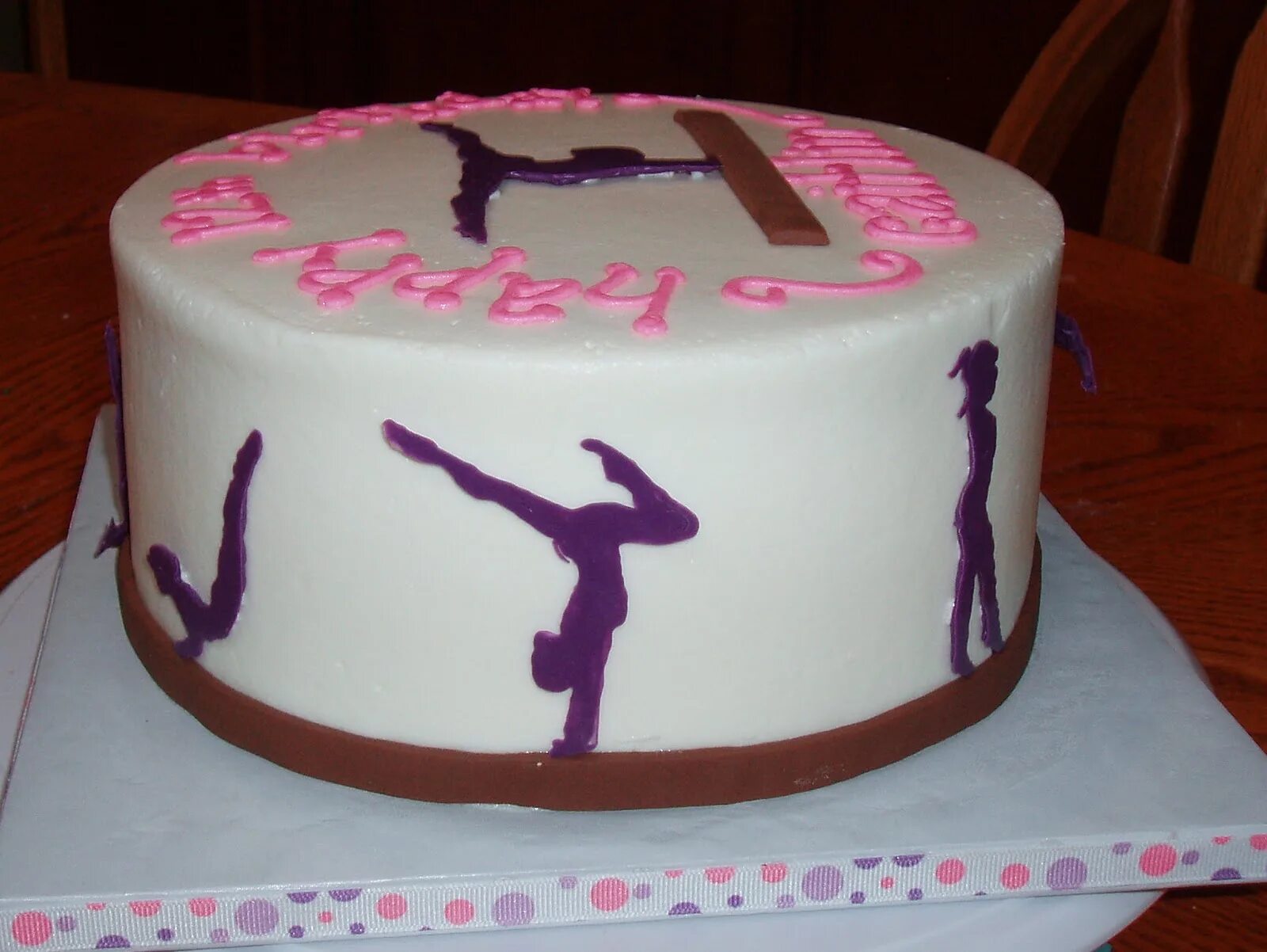 Тортик для гимнастки. Торт гимнастика для девочки. Торт с гимнасткой. Украшения на торт для гимнастки. Торт для гимнастки