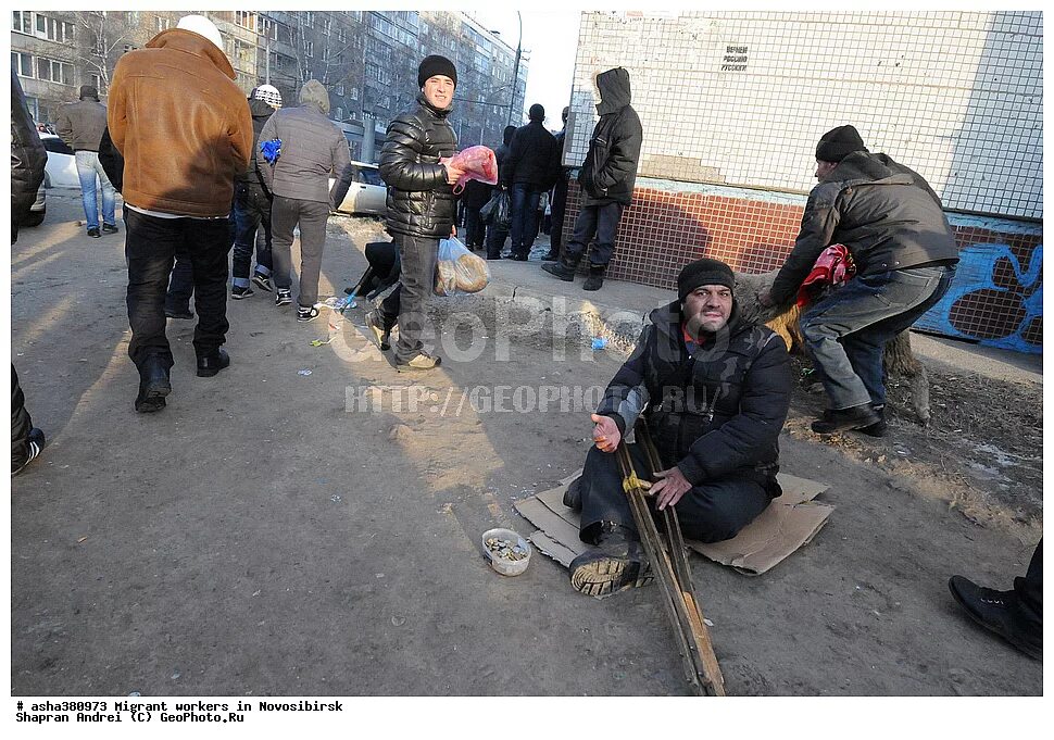 эмигранты новосибирске. таджики мигранты в россии. таджики гастарбайтеры. эмигранты новосибирске. толпа мигрантов.