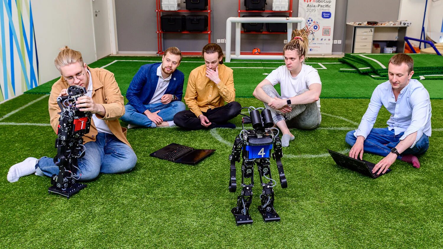 Проектировщик роботов. Летняя компьютерная школа. Робототехника. Высокие технологии россии. Старкит команда робофутбол мфти.