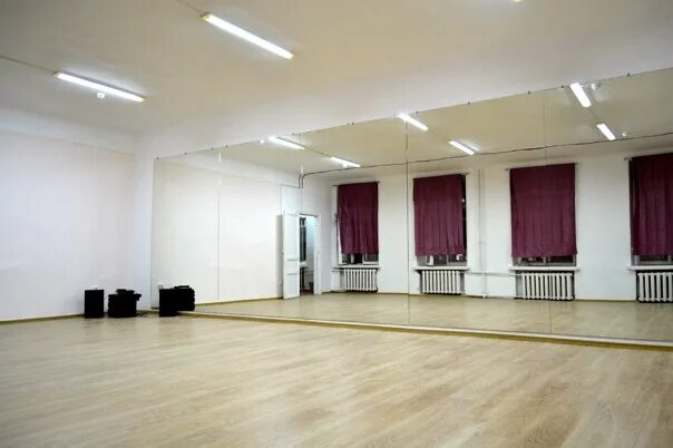 В квадратном зале для танцев. Танцевальный зал с зеркалами. Шторы в танцевальном зале. Зеркала в хореографический зал. Шторы в хореографическом зале.