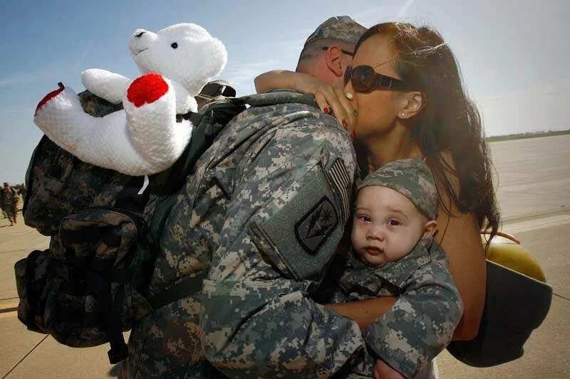 Военный с ребенком. Семья военного. Русский военный с ребенком. Спецназовец с ребенком.