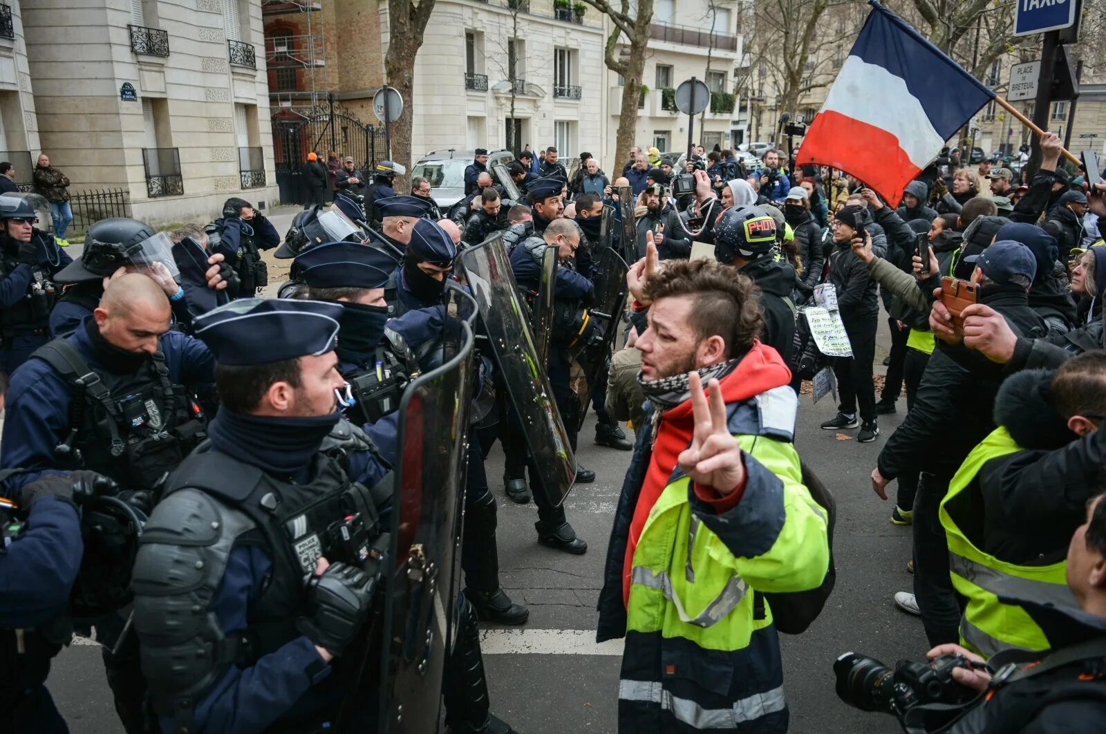 Французы сегодня. Протесты во Франции 2023. Митинги в Париже 2023. Протесты во Франции. Протесты в Париже.