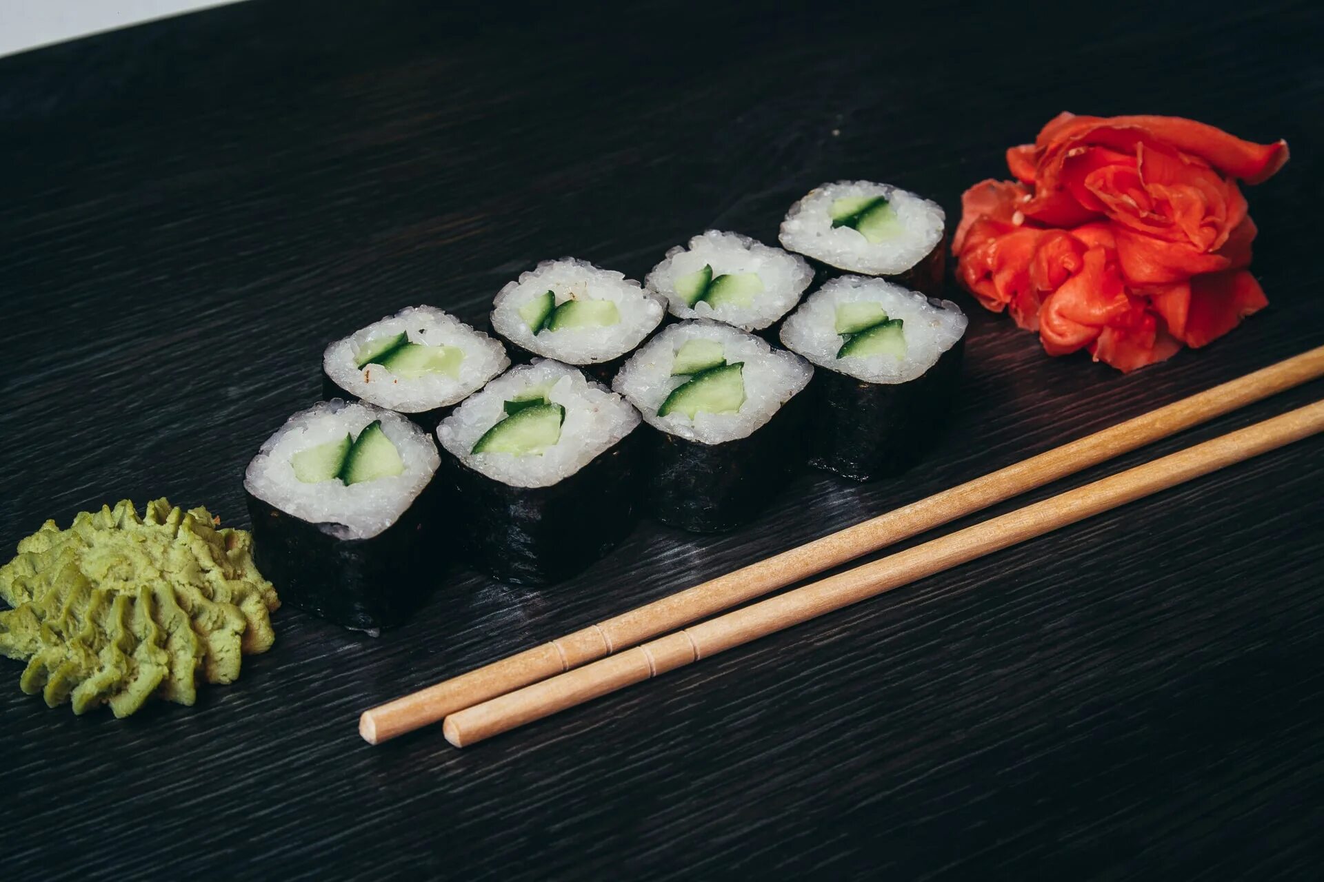Роллы рис и огурец. Маки ролл с огурцом. ролл с огурцом в нори. каппа маки. роллы обычные.