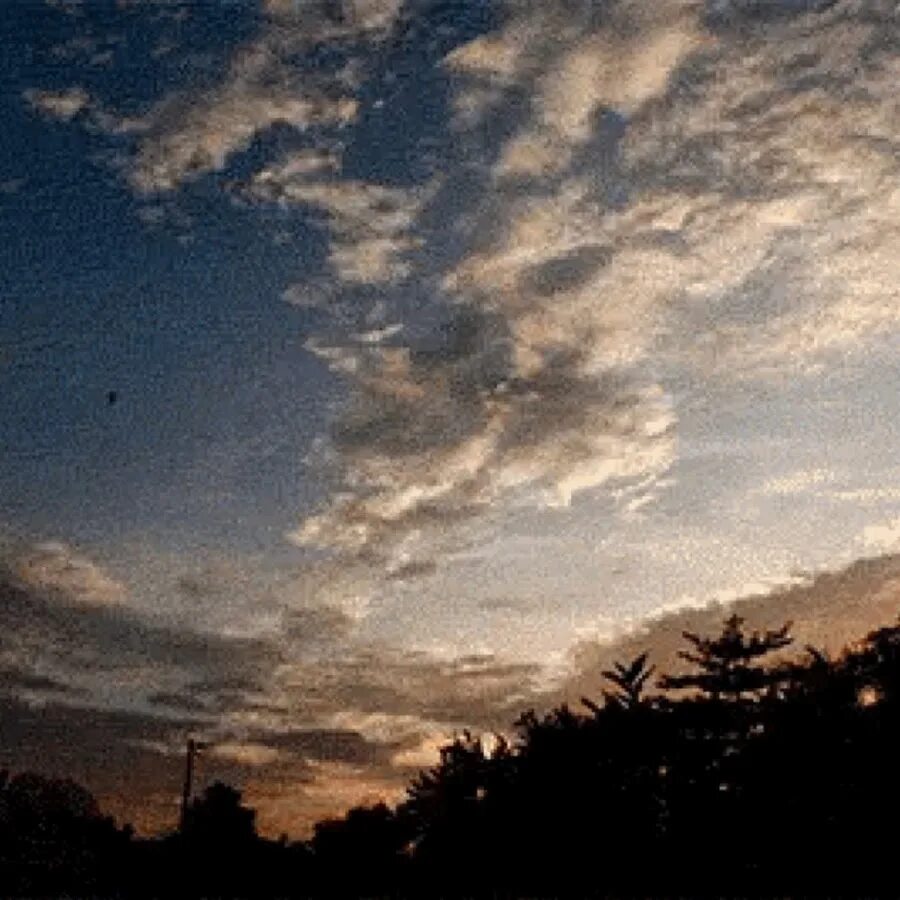 Перед вечером небо как то быстро. Движущиеся облака. Небо анимация. Облака анимация. Облака гиф.