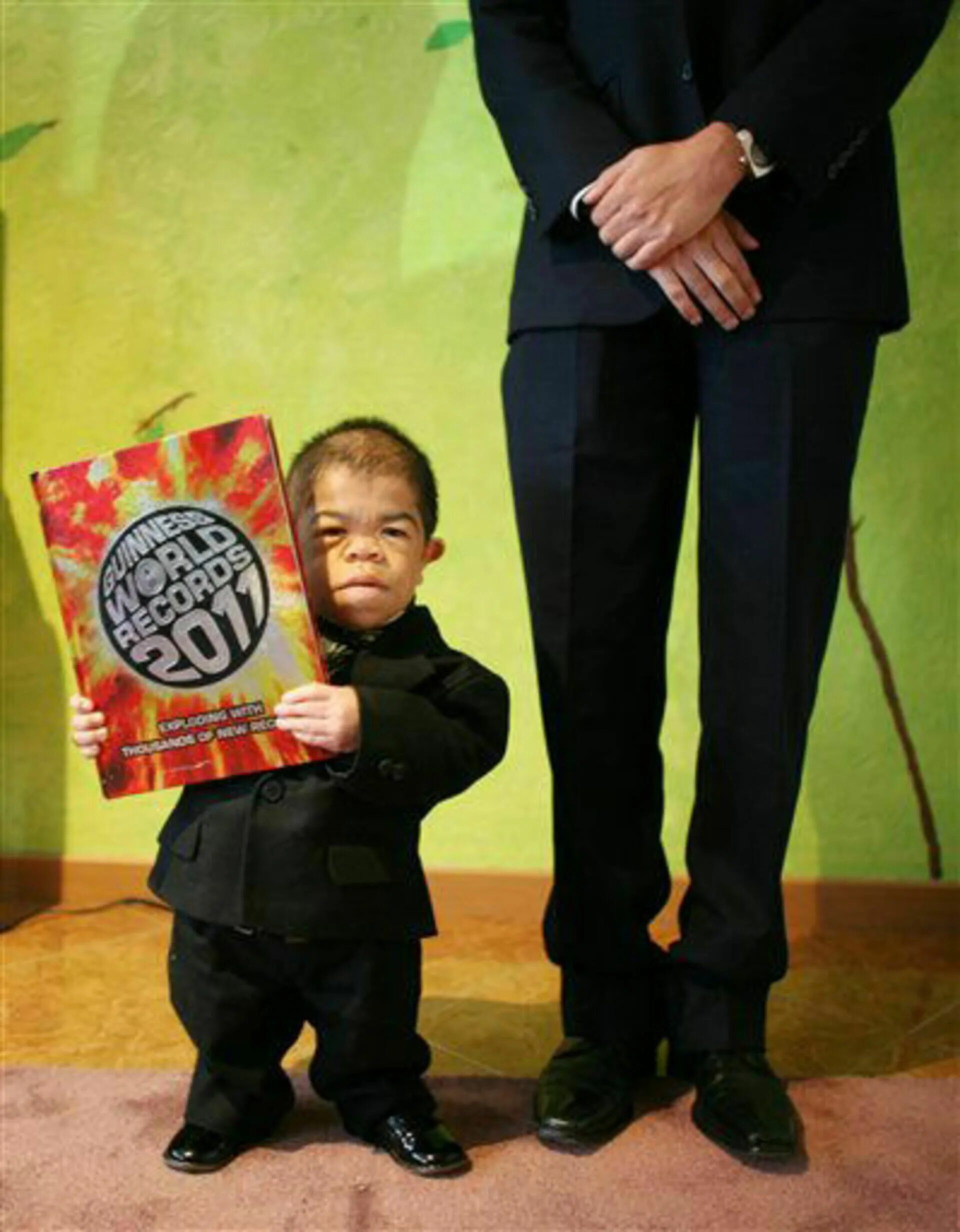 Какой у самого маленького человека. Джунри Балауинг. Самый низкий человек в мире рост рекорд Гиннесса. Самый маленький человек в мире рекорд Гиннесса.