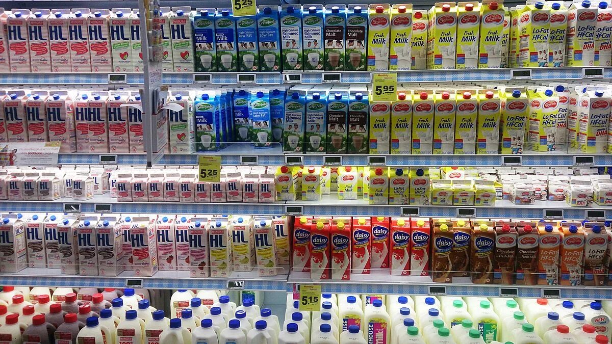 They sell milk in this. Молоко в магазине. Супермаркет молоко. Молоко Ашан. Молочные продукты Ашан.
