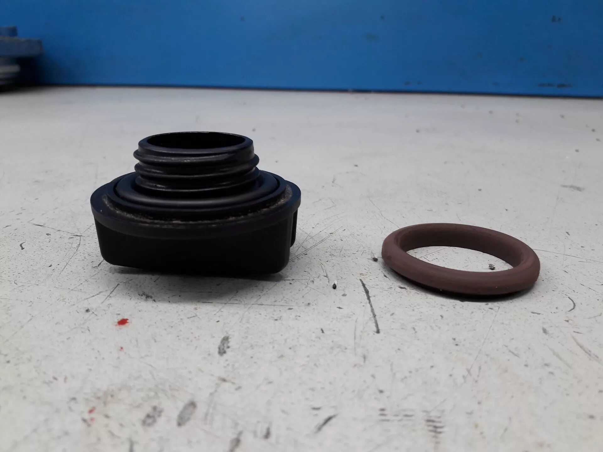 Резинка маслозаливной горловины. Крышка маслозаливной горловины калина 2 8 клапанная. Резинка маслозаливной горловины. Крышка маслозаливной горловины honda accord 1998 год. Уплотнительное кольцо маслозаливной горловины опель.