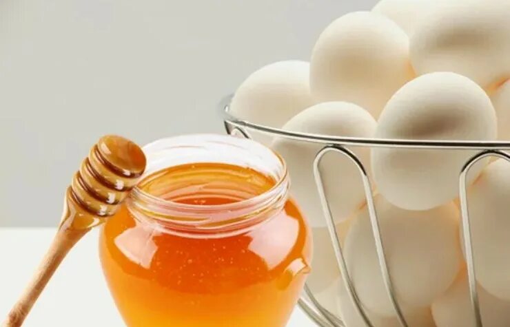 Маска медом яйцом коньяком. Яйцо и мед. Мед масло яйца. Белково-медовая маска. Мед и желток.