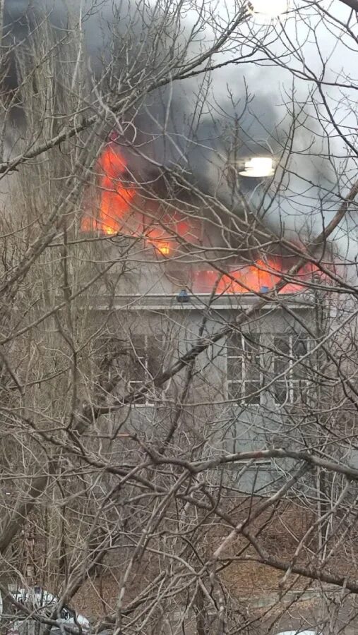 Пожар в подъезде. Пожар в типографии. Дом после пожара. Пожар проспект строителей 134а kayгау ваш лаваш. Пожар в люблино.