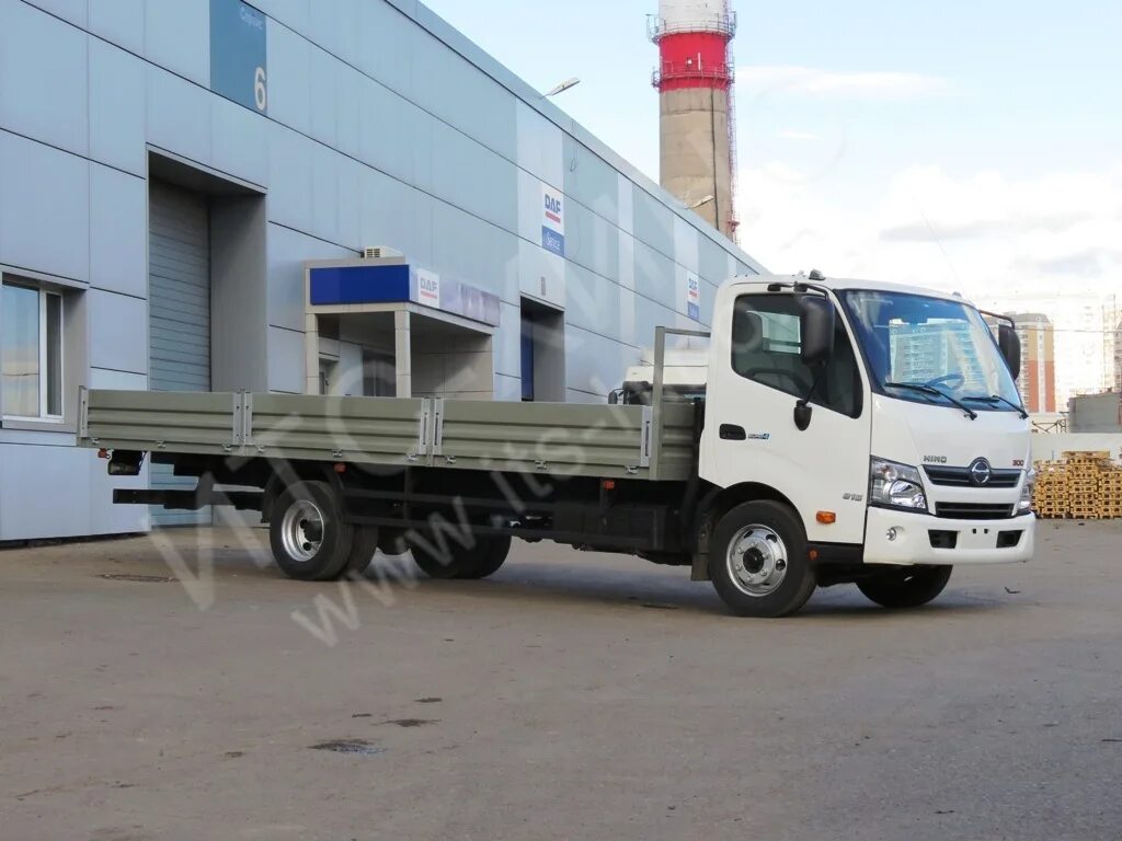 Автомобили бортовые до 5 т. Хино 300 бортовая. Бортовой Hino xzu730l. Грузовой бортовой автомобиль Хино-500. Hino 300 (3.5 т) бортовой.