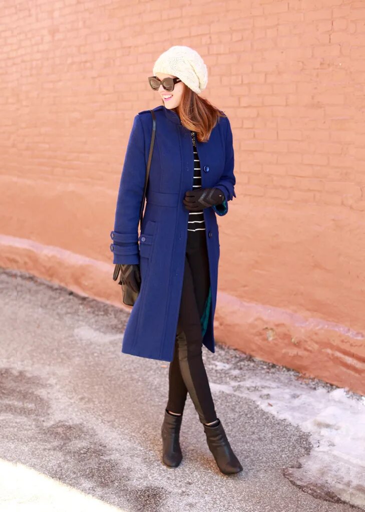 Шапка под пальто женское. Шапка к классическому пальто. Цвет шапки к голубому пальто. Головной убор к коричневому пальто. Пальто с шапкой.