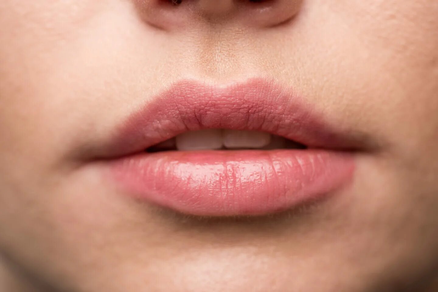 Девушки с татуажем губ. Розовые губы естественные. Не заменит внешность губ неярких. Идеально симметричное лицо. Макияж до и после.