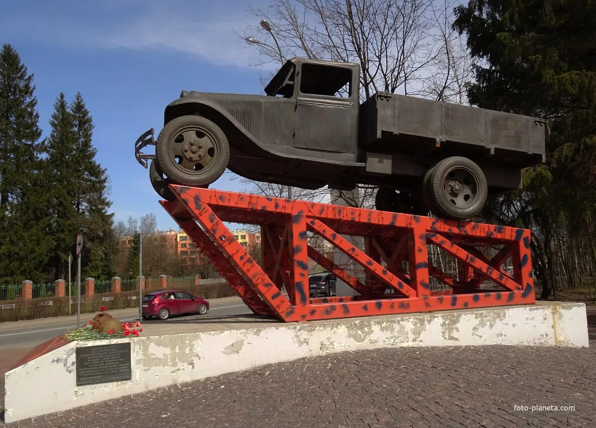 Памятник полуторке. Памятник полуторке во Всеволожске. Памятник полуторке на дороге жизни. Полуторка на дороге жизни памятник во Всеволожске. Памятник ГАЗ-АА «полуторка».