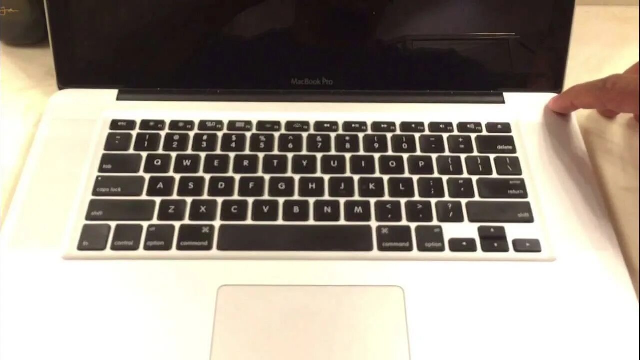Не включает макбук. Сгорел macbook. Не включает макбук. Как включить макбук. Кнопка включения макбук аир.