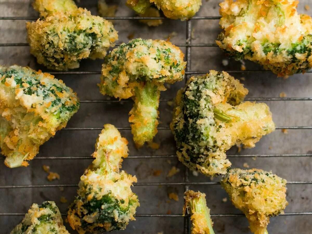 Жареные брокколи с чесноком. Брокколи с чесноком. Брокколи запеченная с чесноком. Хрустящая брокколи рецепты. Брокколи припущенная.
