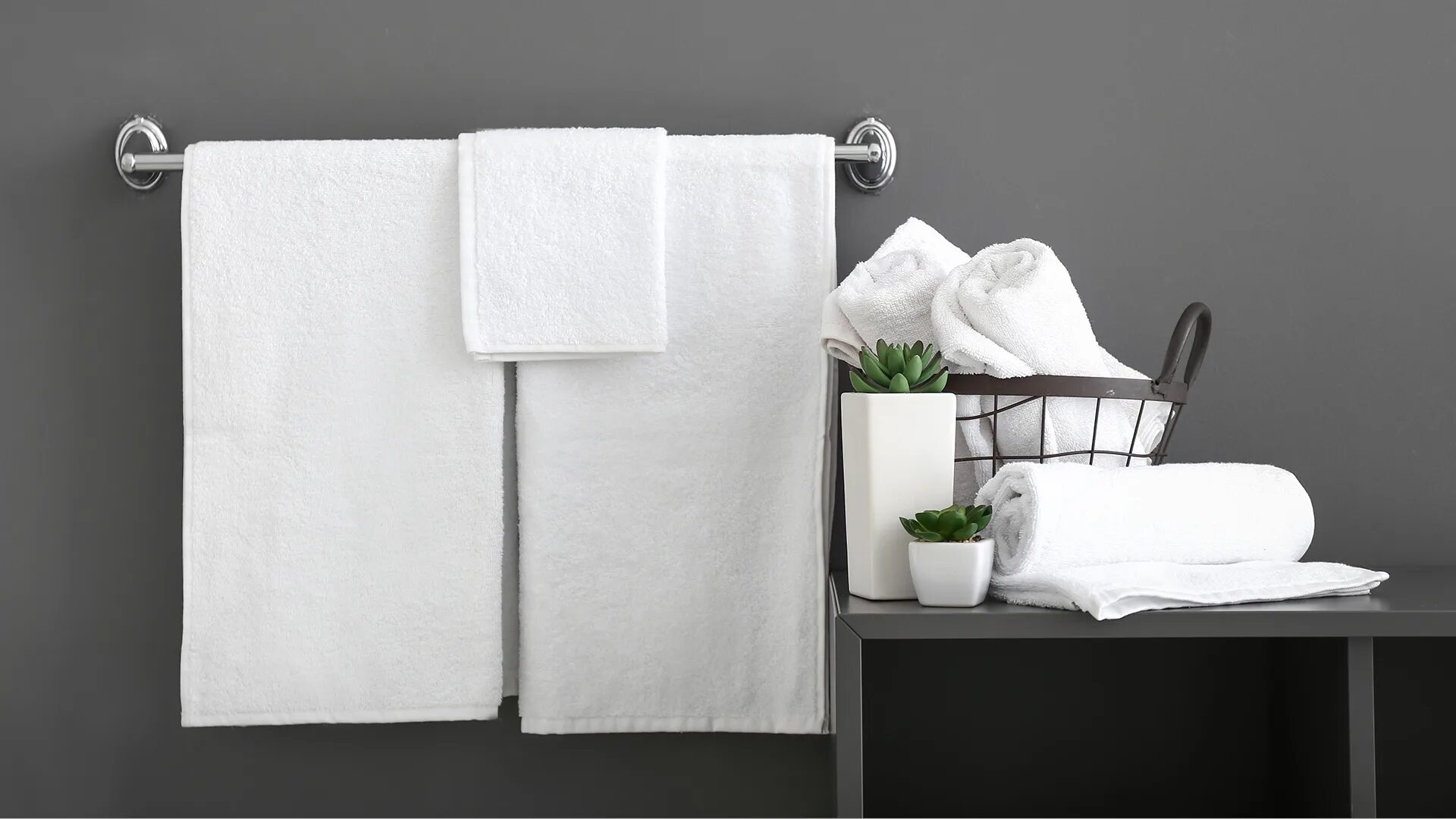 Ванная полотенца. Белое полотенце. Белое полотенце в интерьере. Полотенца в отеле. Полотенце весит