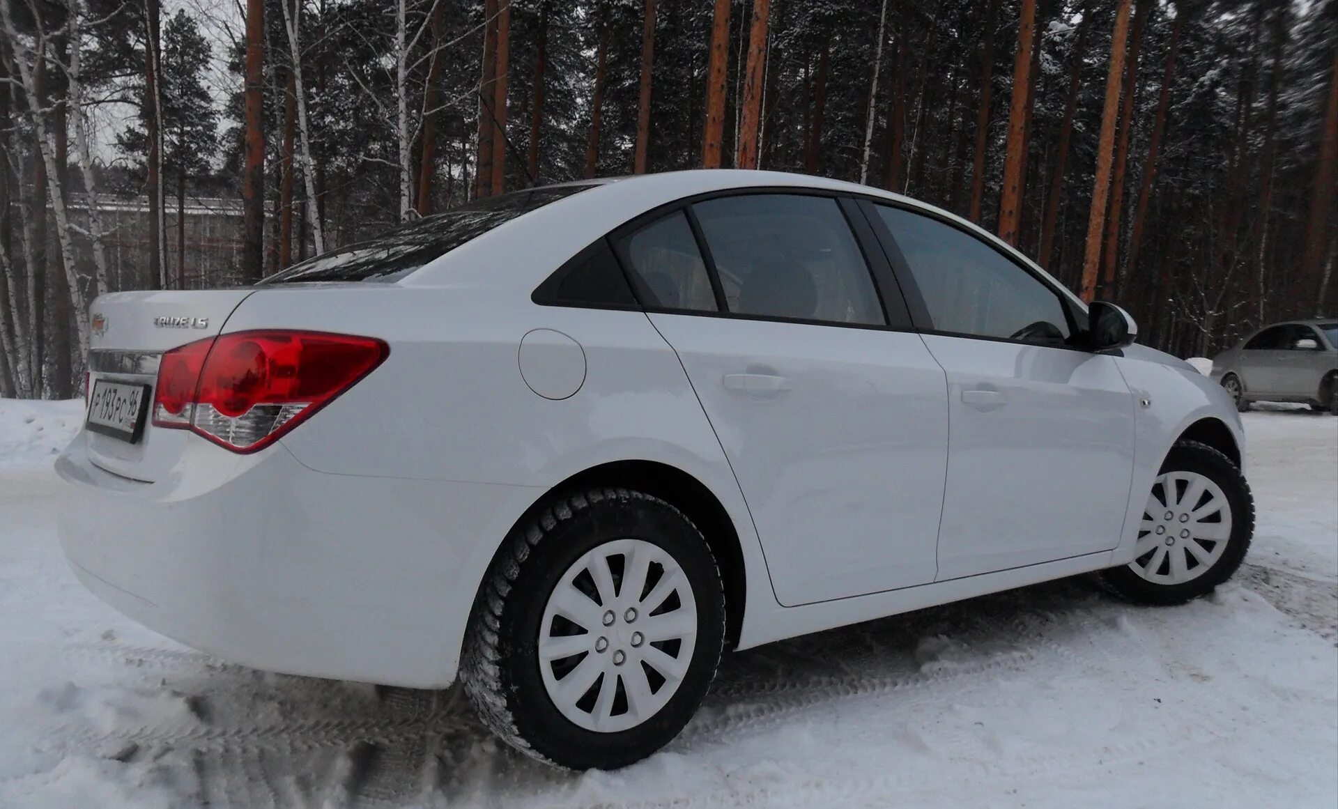 Колпаки шевроле круз. Колпаки Шевроле Круз 16 белые. Chevrolet Cruze на колпаках. Белые колпаки на Шевроле Круз. Шевроле Круз на черных колпаках.