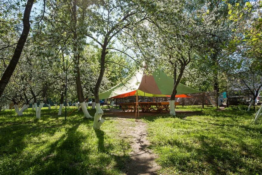 Apple hill крылатское. Эппл хилл яблоневый сад. эппл хилл в крылатском. яблоневый сад площадка в крылатском. яблоневый сад apple hill крылатское.