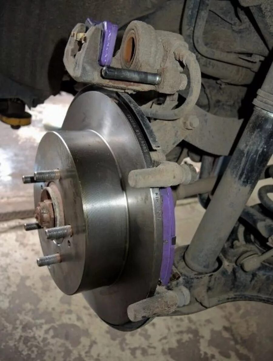 Замена тормозных колодок аутлендер 3. Замена задних колодок митсубиси аутлендер. Мицубиси аутлендер 3 задние тормозные колодки. Задние колодки аутлендер 3. Замена задних колодок митсубиси аутлендер.