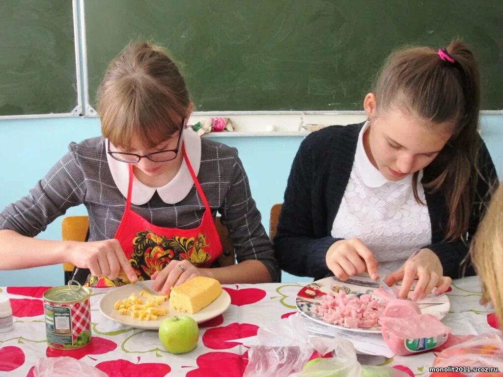 На уроке технологии дети делали. Урок кулинарии в школе. Урок технологии в школе. Уроки труда в школе для девочек. Уроки технологии в школе для девочек.