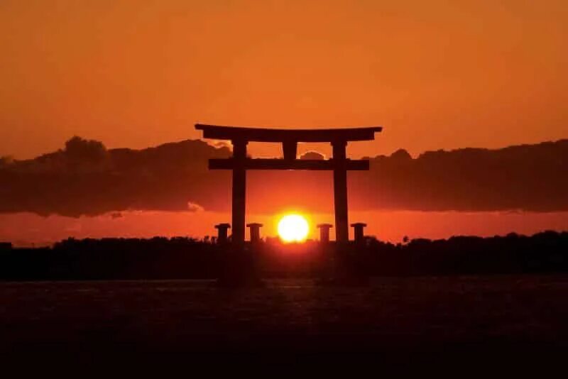 Врата тории и сакура. Китай восходящее солнце. Китай восходящее солнце. Японский закат. Китай восходящее солнце.