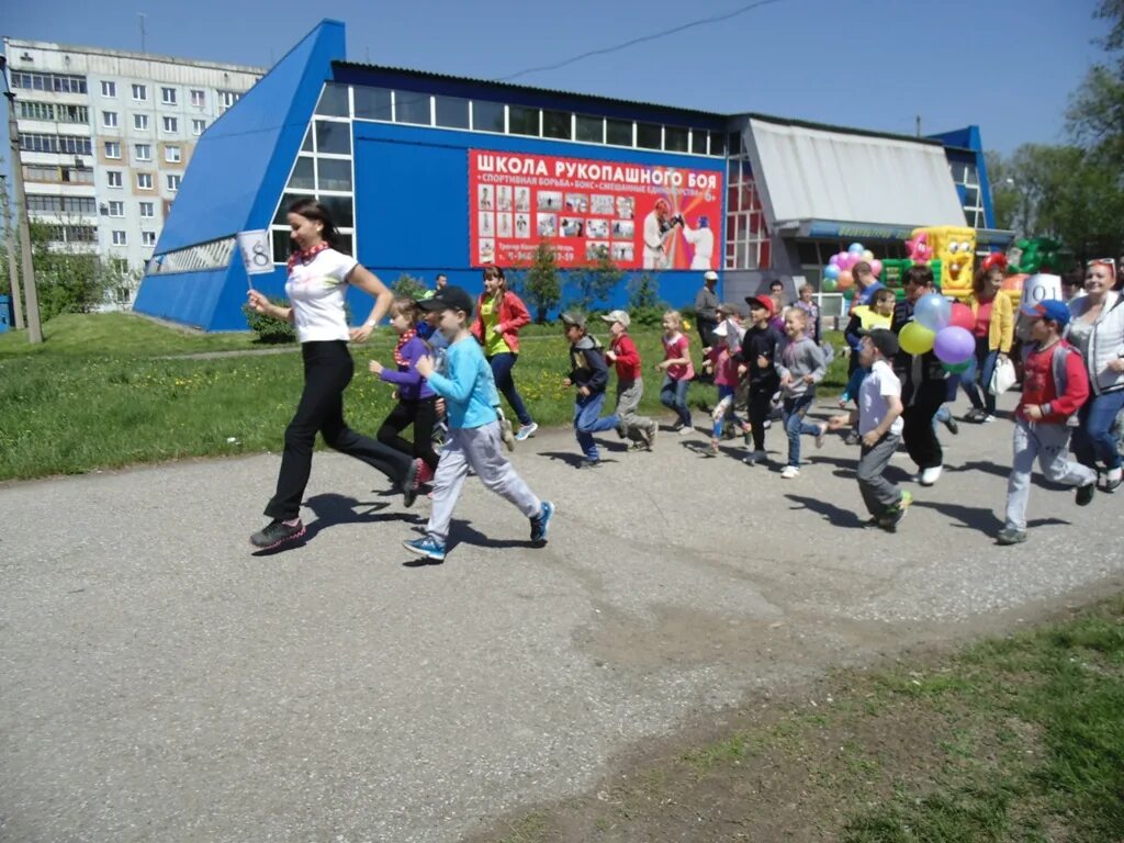 Новоильинка Новокузнецк. Новоильинский физкультурно оздоровительный комплекс Новокузнецк. Площадь Новоильинского района города Новокузнецка. 13 Школа Новокузнецк Новоильинский район.