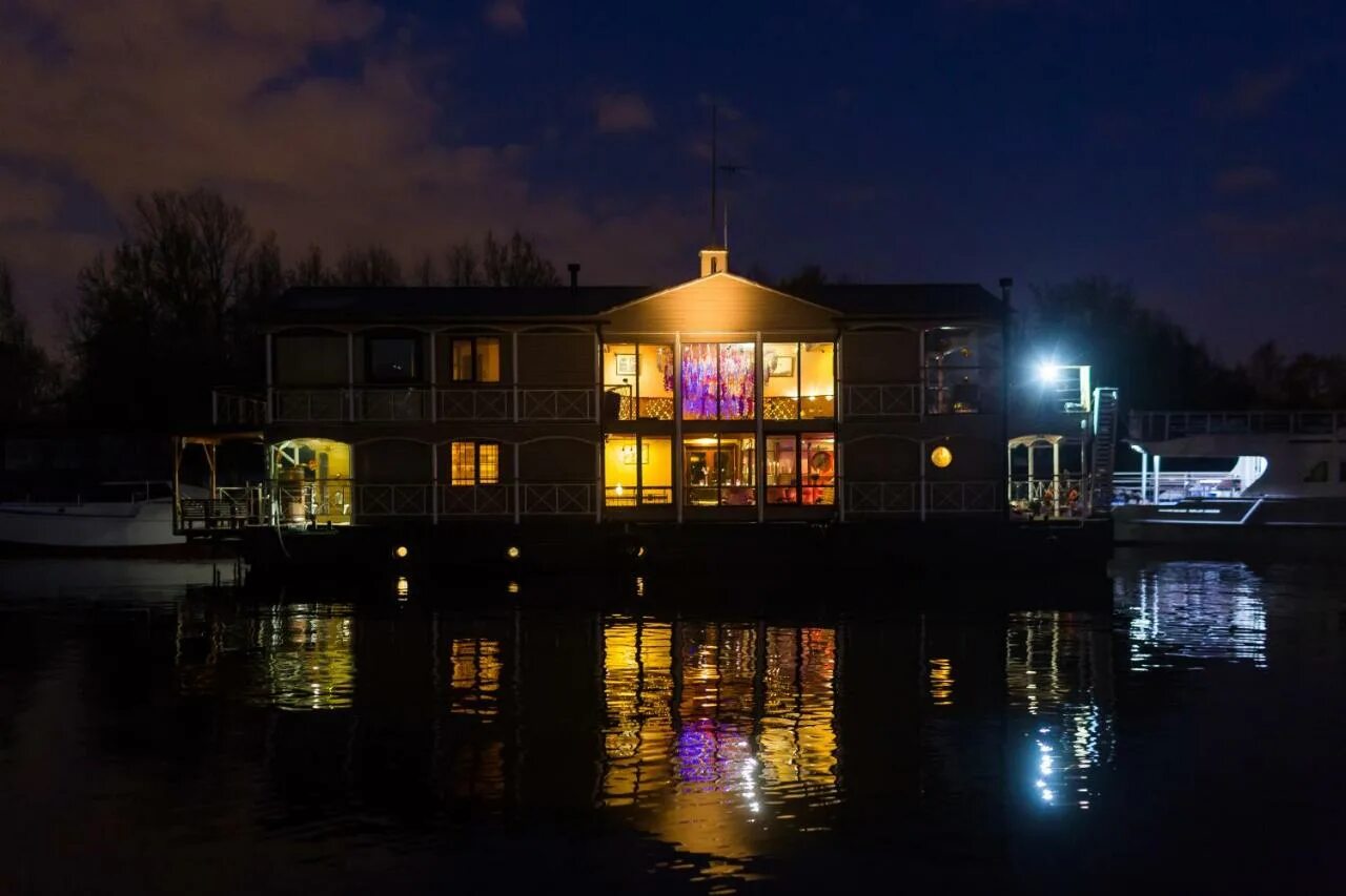 Хаусботы питер. Дом на воде дебаркадер санкт петербург крестовский. Дебаркадер санкт-петербург дом на воде санкт. Дом на воде петербург. Флотель амстердам.