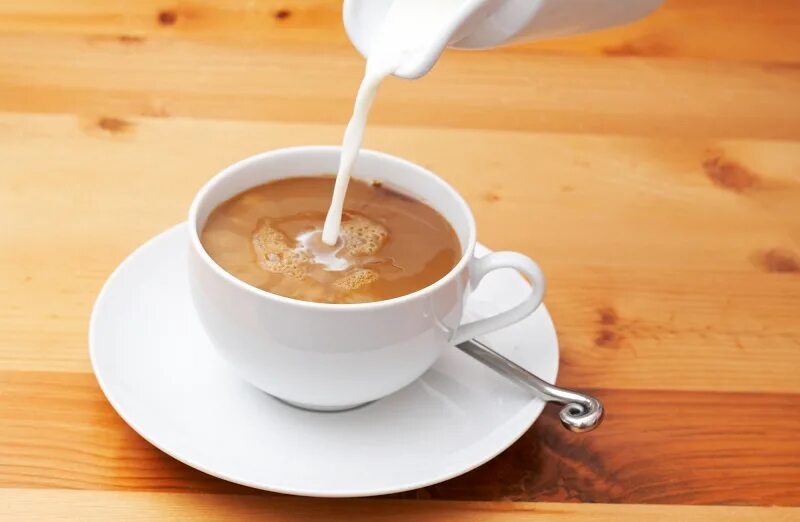Кофе с молоком вреден пить. Чай с молоком. Чашка кофе с молоком. Чашка чая с молоком. Чай с молоком в кружке.
