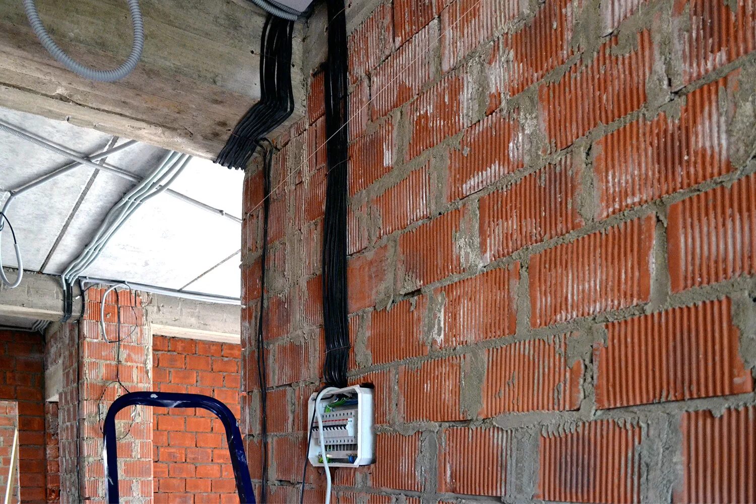 Проводка в кирпичном доме. Монтаж электропроводки в квартире. Проводка в кирпичном доме. Электрика в кирпичном доме. Проводка в кирпичном доме.