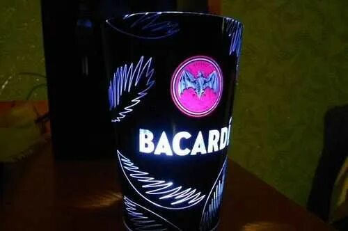 Бокал бакарди минус. Bacardi стакан. Стакан Bacardi светящийся. Бакарди стакан с подсветкой. Рюмки бакарди.