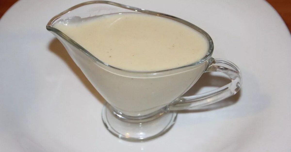 Белый соус бешамель. Сливочный соус. Соус белый основной. Сметанно сливочный соус. Сливочно чесночный соус подача.
