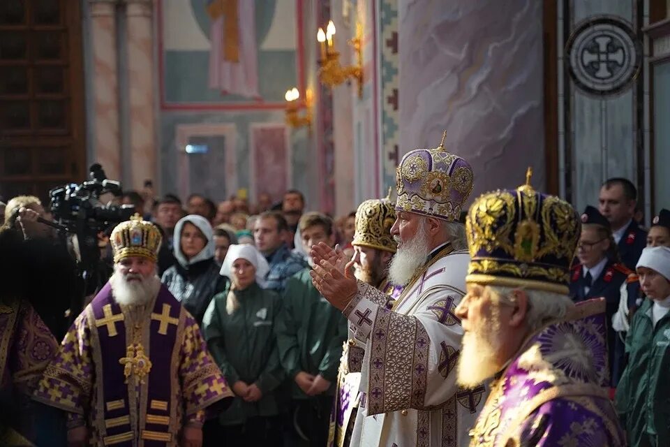 Церковь преображение самара прямая трансляция. Патриарх кирилл освятил морской собор 20 11 10. патриарх кирилл в самаре. кирилл иефодиевский собор самара. патриарх с прихожанами.