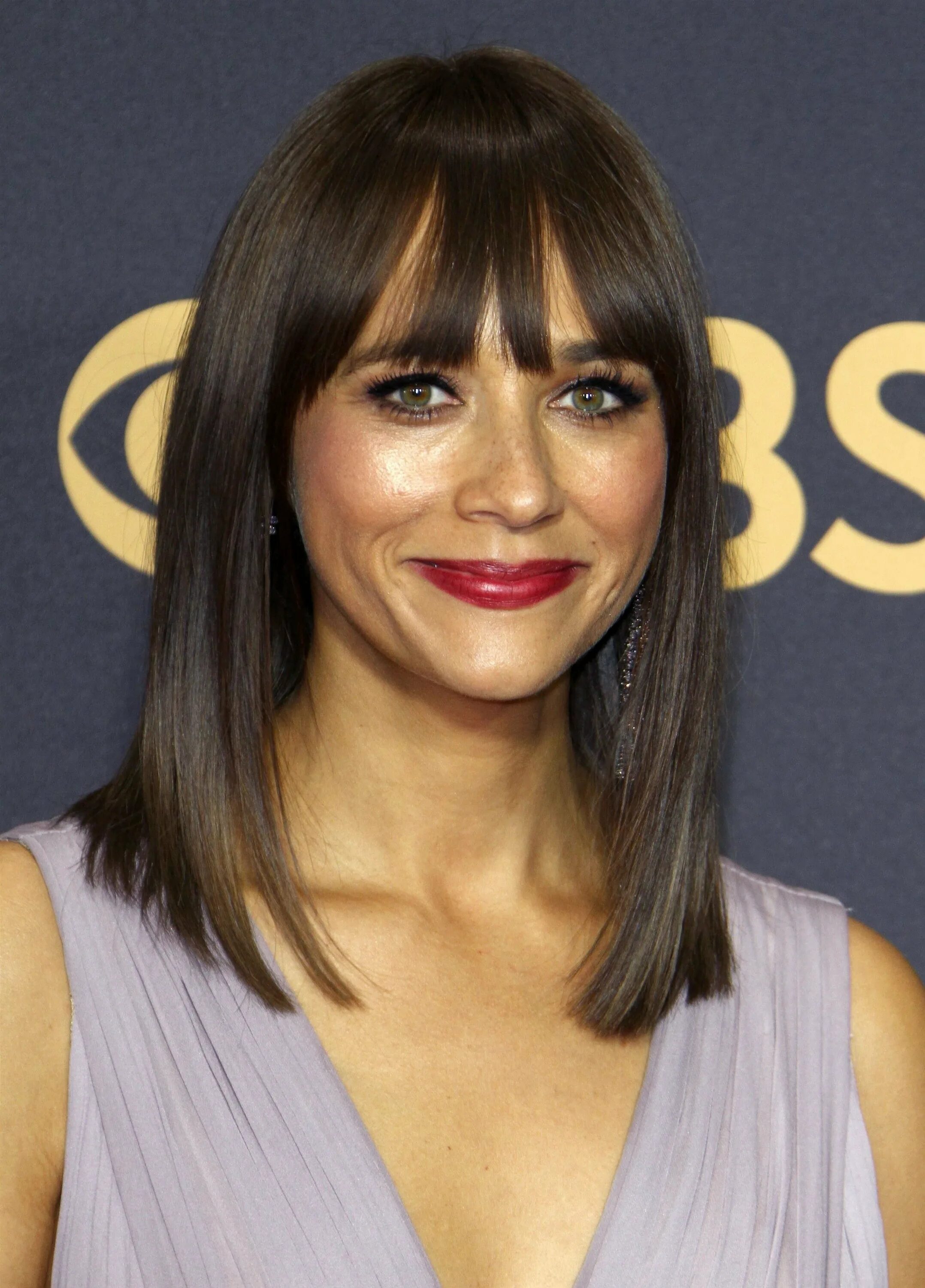 Удлиненное каре 2023. Рашида Джонс. Rashida Jones 2021. Удлинённое каре 2022. Стрижка с челкой шторкой 2024