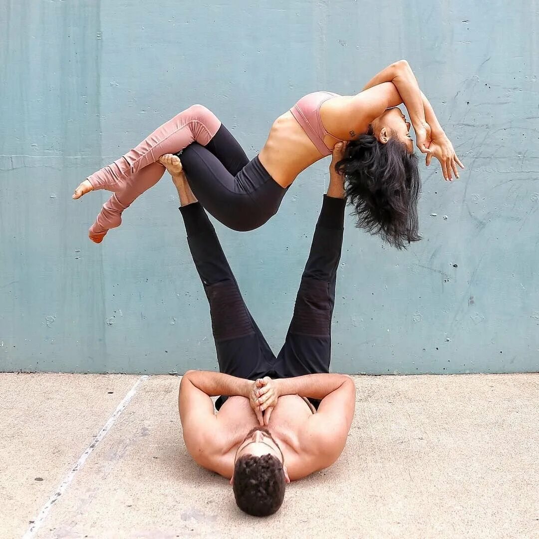 Позы йоги. Всякие позы. Йога позы. Ёга для 2. Ёга челлендж 2 человека легкие для детей.