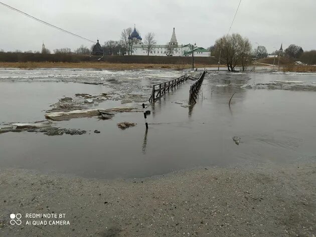 Паводок во владимирской области. Половодье Суздаль. Ледоход в Суздале. Мост в Суздале. Мостик в Суздале.